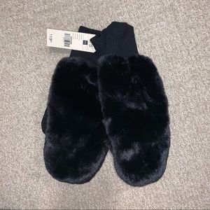 Garage black fuzzy mittens